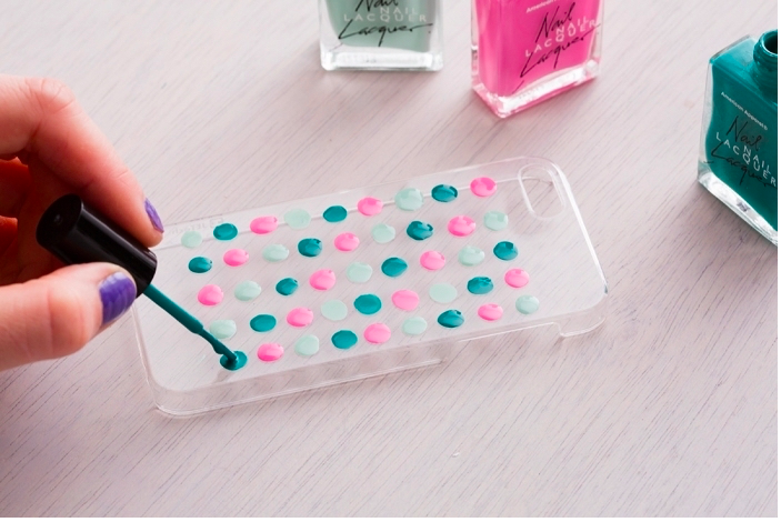 Décorer sa coque en utilisant du vernis à l&rsquo;ongle